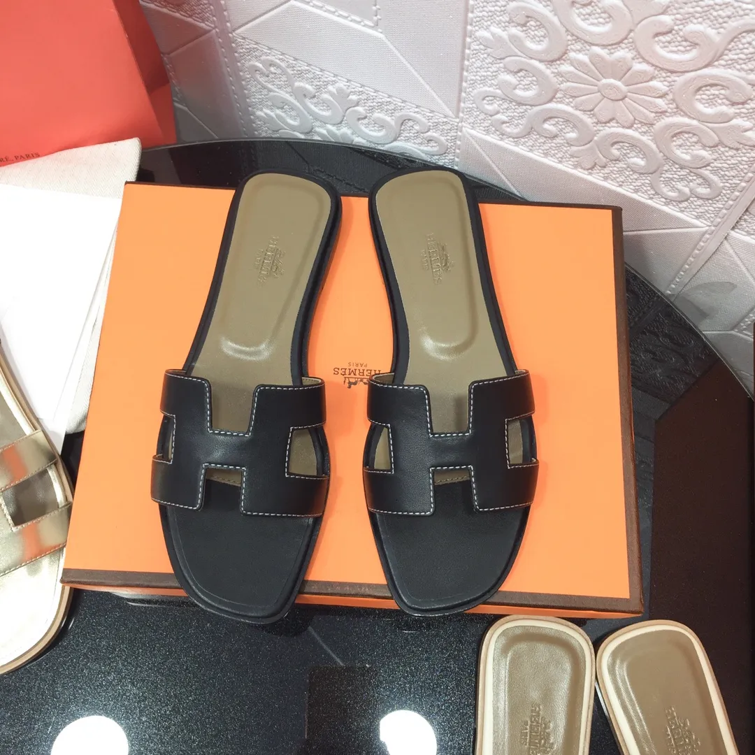 👟👟Ex-factory price 480👟👟 Newly revised version of the 2023 series (Hermès), upgraded packaging, upgraded version and workmanship materials. Hermes®🔴Handmade shoes on the market👟👟 👟👟 Product Hermès slippers🐎 —————————— The most classic, real handmade shoes, even the number of stitches is the same as the original, handmade by masters! ❥High-end customization, exclusive products, industry⚠❥Using: Hermers upper: Italian imported cowhide + original custom-grade Australian sheepskin feet + genuine leather outsole (pursuing top walking comfort) 👟👟 ~~〰〰〰〰❥ Packaging: ✔🚦Pay attention to the packaging➰Exclusive box 〰Original quality on sale━━━━Hermes━━━━━ size: 35-40 (34.41.42 custom-made, non-refundable)